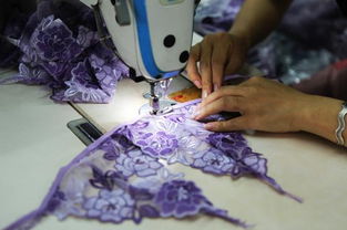 黑絲襪白蕾絲 曖昧 情趣內衣讓這個縣脫了貧